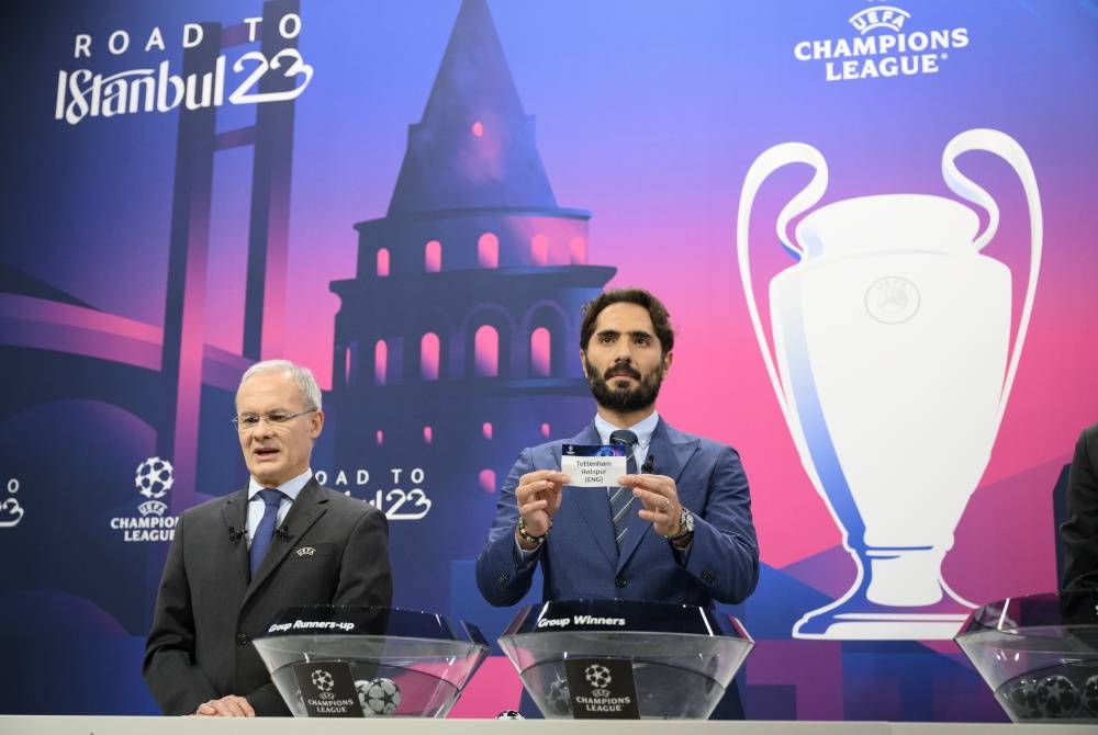 Hamit Altintop menunjukkan tiket Tottenham Hotspur semasa undian Pusingan 16 Liga Juara-Juara 2022/23 di Ibu Pejabat UEFA. - Foto EPA