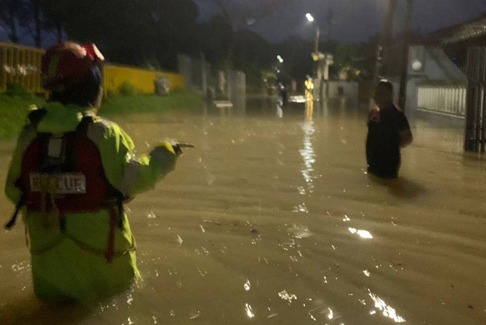 Anggota APM melakukan pemantauan di kawasan banjir kilat di Kampung Kurnia dan Taman Sri Terbrau di Johor Bahru, pada petang Isnin.