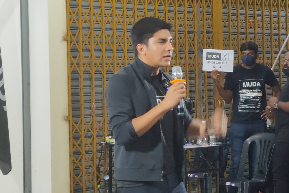 Syed Saddiq semasa berucap ketika Ceramah Mega PH di pekarangan Bilik Gerakan Muda Tanjong Karang pada malam Isnin.