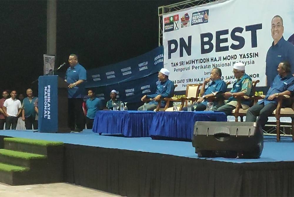 Menteri Besar Kedah, Datuk Seri Muhammad Sanusi Md Nor ketika berucap pada Majlis Pelancaran PN BEST dan Manifesto PN Negeri Kedah di Pendang Convention Centre (PCC) malam Isnin.