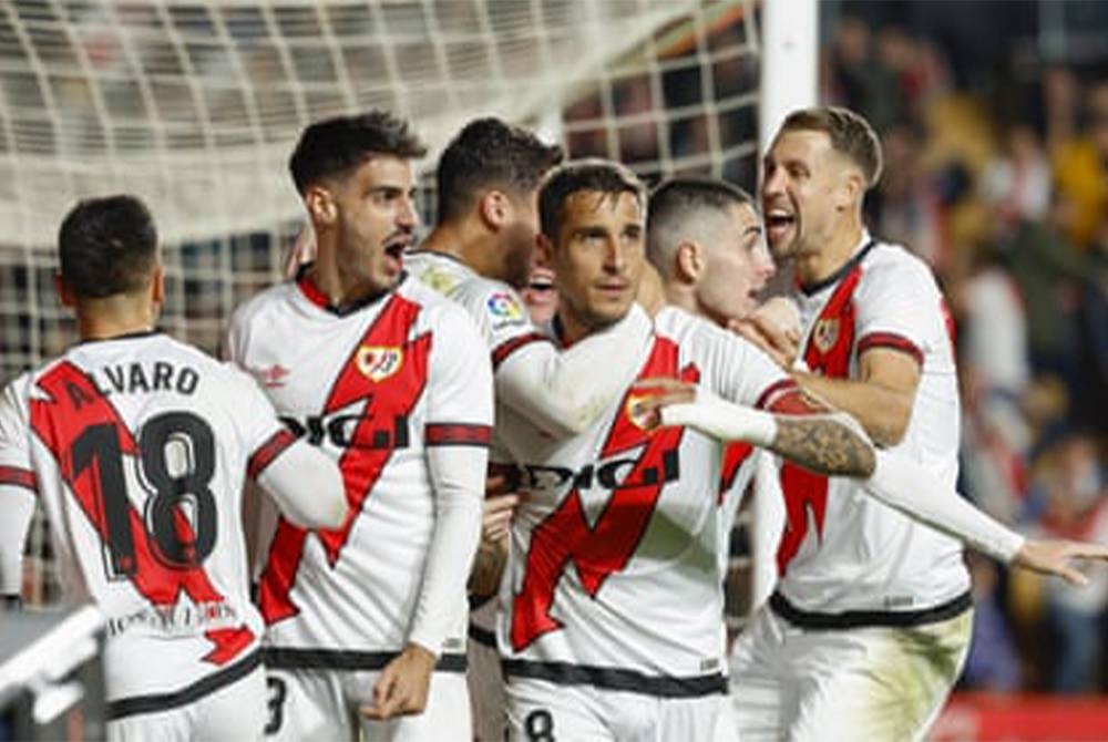 Pemain Rayo meraikan kemenangan 3-2 ke atas Real dalam saingan La Liga pada Selasa. - Foto Agensi