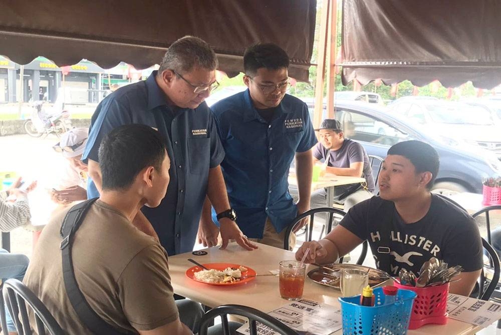 Saifuddin sedang menyantuni pengundi di kawasan Parlimen Indera Mahkota pada Selasa.