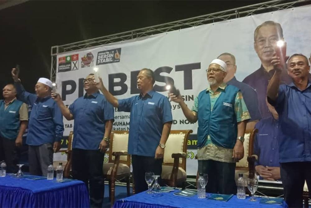 Barisan kepimpinan menyanyikan lagu PN pada Majlis Pelancaran PN BEST dan Manifesto PN Peringkat Negeri Kedah di Pendang Convention Centre, di Pendang, pada malam Isnin.