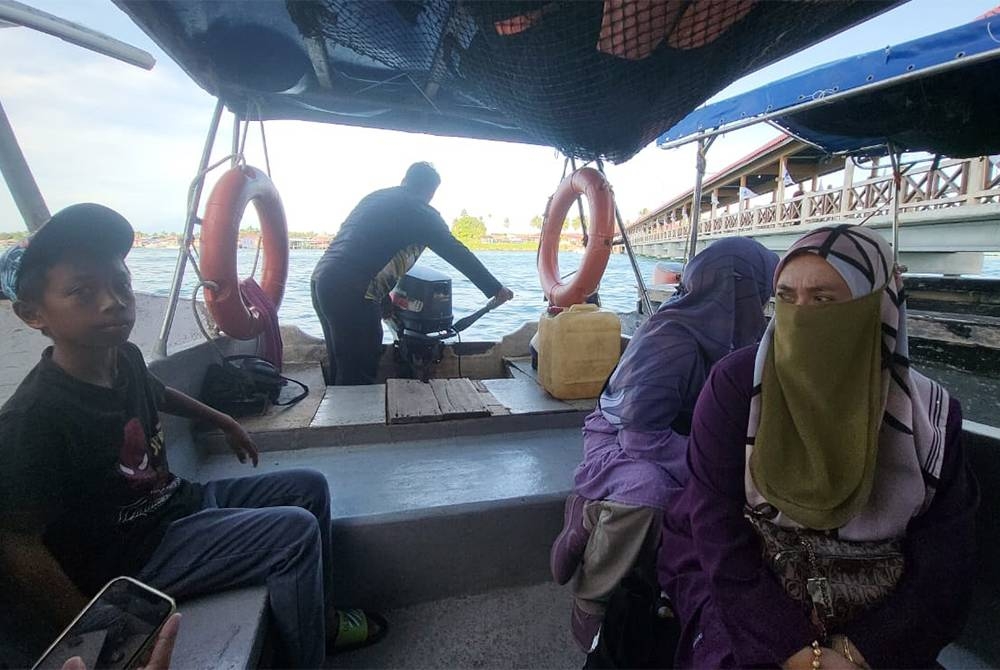 Penduduk Pulau Bum-Bum bergantung kepada perkhidmatan bot penambang bagi menghubungkan antara pulau ke Pekan Semporna.