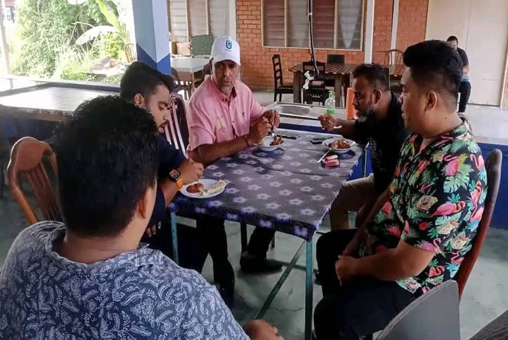 Mohammad Raffi (tengah) bertemu orang ramai semasa berkempen untuk PRU15 di Bandar Pasir Gudang, Pasir Gudang, pada Selasa