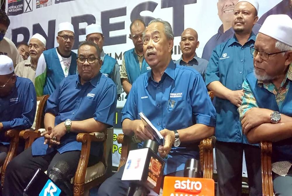 Muhyiddin (tengah) pada sidang akhbar selepas Majlis Pelancaran PN BEST dan Manifesto PN Peringkat Negeri Kedah di PCC, Pendang, pada malam Isnin.