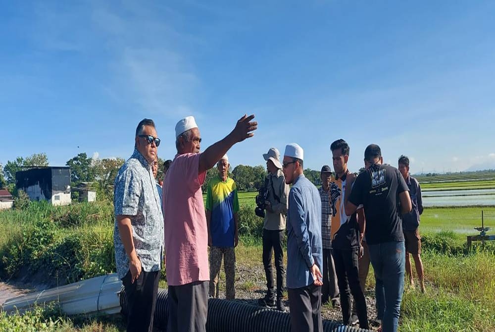 Rozabil mendengar permasalahan yang dihadapi pesawah Kampung Che Ok di Tambun Tulang pada Selasa.