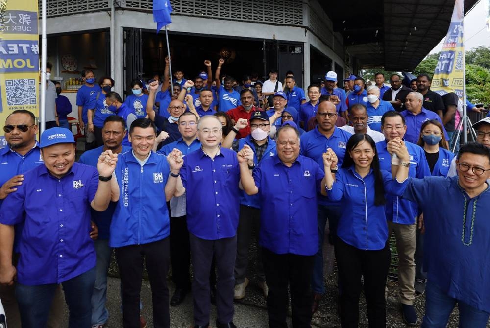 Ka Siong (tiga dari kanan) bersama calon BN yang bertanding di kerusi Parlimen Indera Mahkota ketika mengadakan lawatan, pada Selasa.