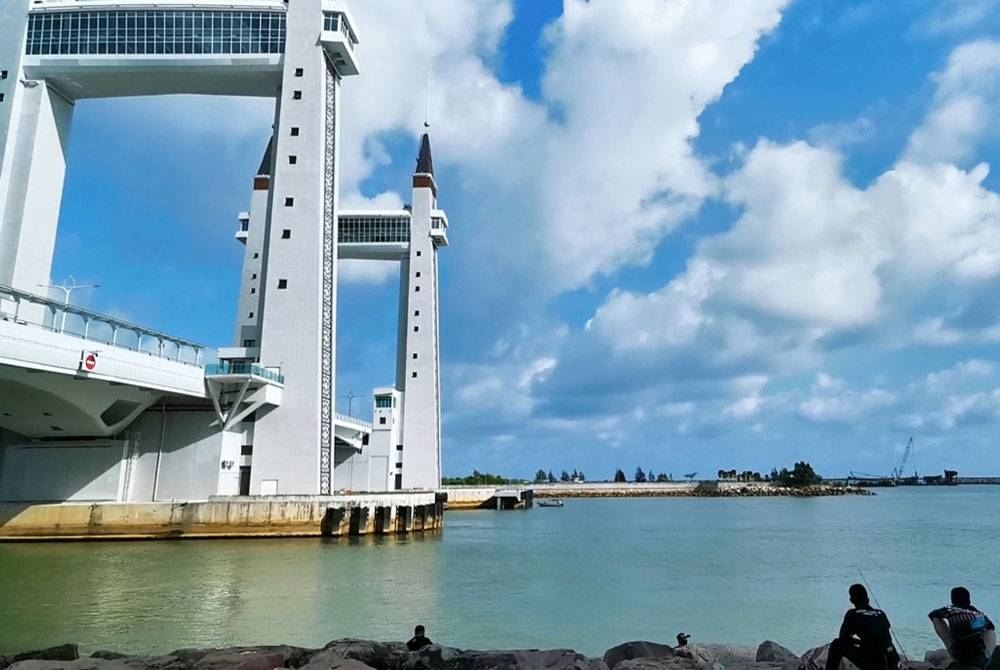 Drawbridge antara tarikan utama pelancongan dan mercu tanda ikonik di Terengganu.