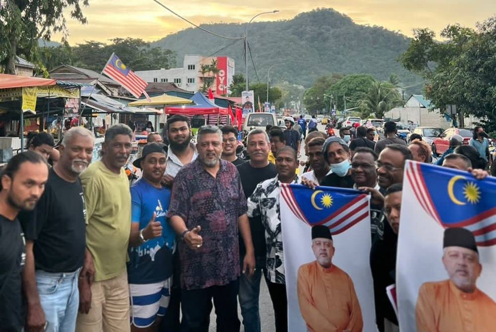 Sabaruddin (tengah) turun berkempen untuk mendekati pengundi di Parlimen Balik Pulau.