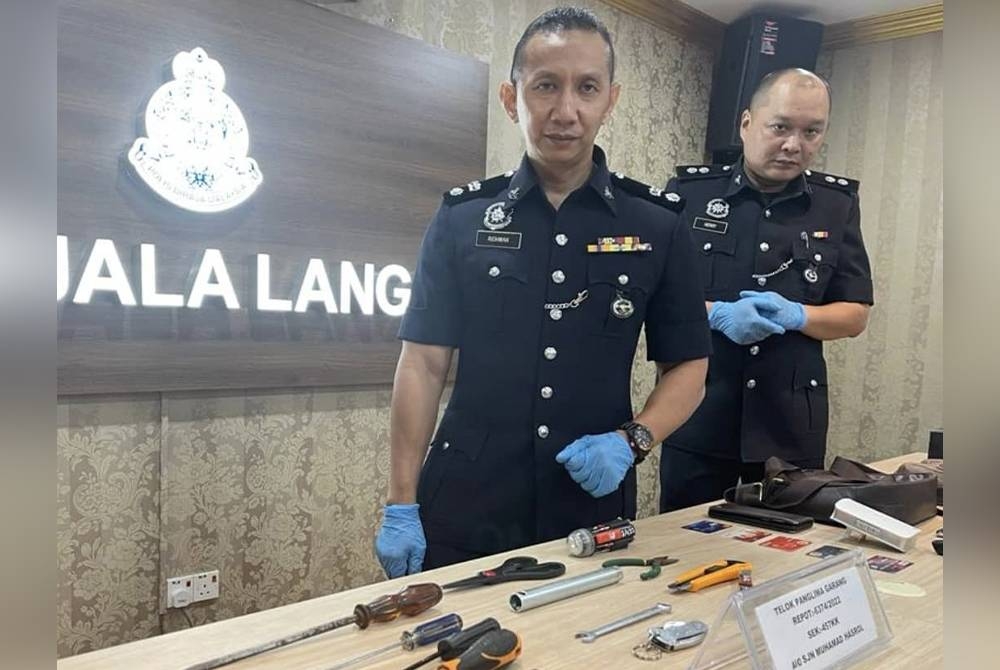 Ahmad Ridhwan menunjukkan antara peralatan pecah rumah yang digunakan ahli Geng Deva untuk kegiatan pecah rumah di sekitar Telok Panglima Garang, Banting sebelum diberkas polis baru-baru ini.