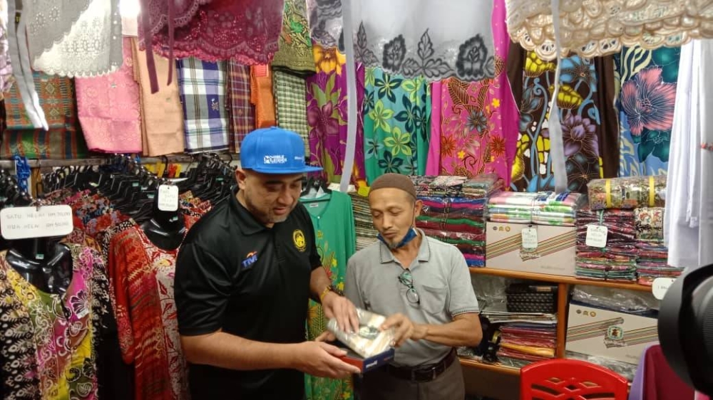 Calon BN Kota Bharu Datuk Rosmadi Ismail menemui peniaga di Kompleks Bazar Tok Guru di sini pada Selasa.