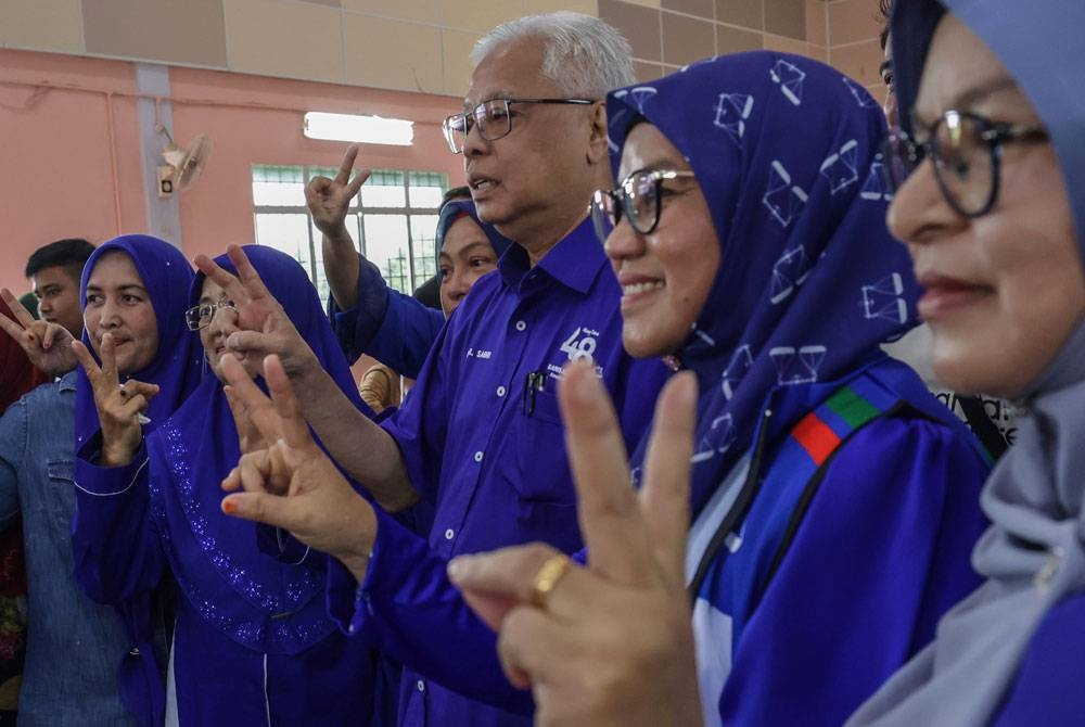 Ismail Sabri beramah mesra dan bergambar bersama penduduk Kampung Bohor Baru ketika hadir ke Kenduri Rakyat sempena kempen PRU15. - Foto Bernama