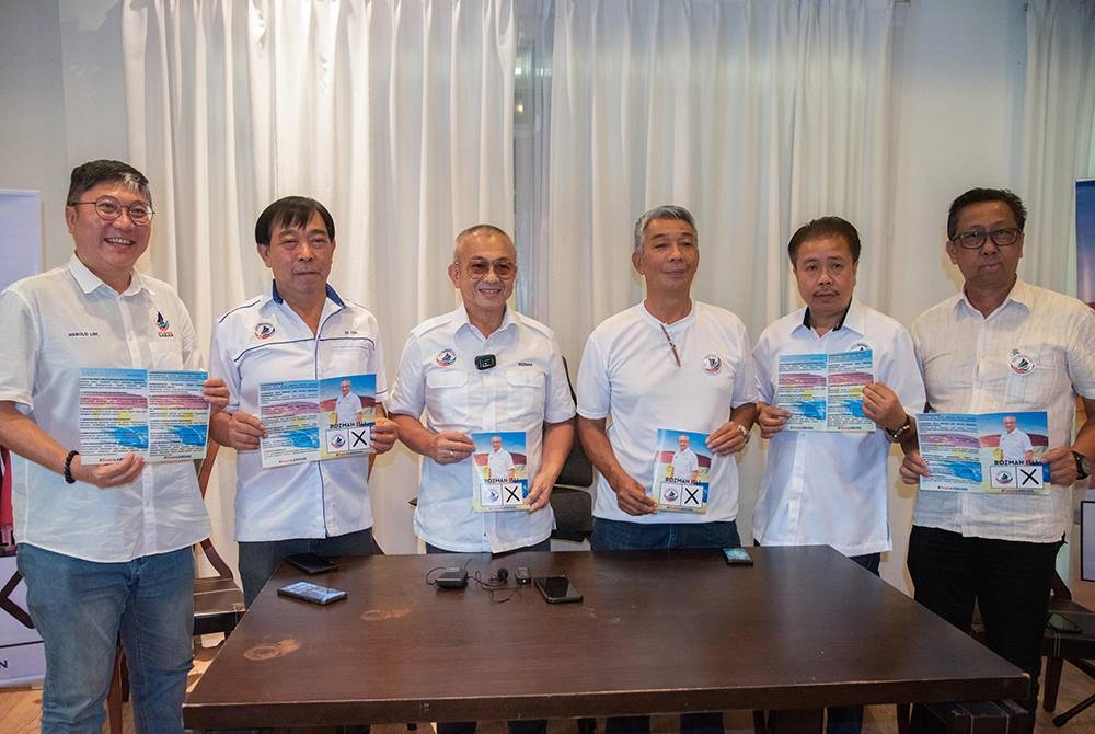 Calon Warisan bagi Parlimen Labuan Datuk Rozman Isli (tiga, kiri) bergambar selepas sidang media bagi membentangkan manifesto parti sempena PRU15 di markas Warisan Labuan. - Foto Bernama.