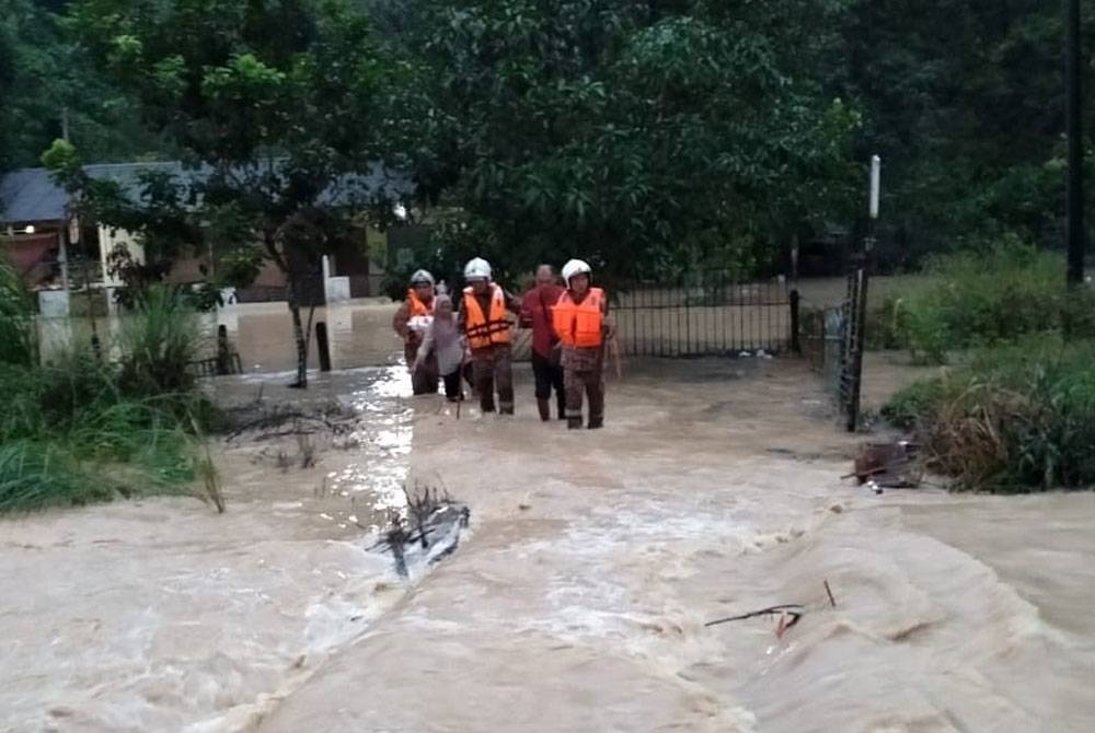 Bomba berjaya menyelamatkan pasangan suami isteri yang terperangkap di dusun mereka di Sungai Semungkis, Hulu Langat akibat banjir selepas hujan lebat pada petang Selasa. -Foto: Bomba Selangor