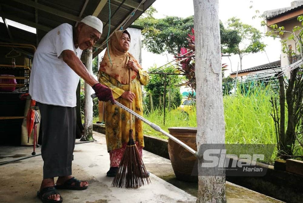 Penduduk menunjukkan paras air yang naik ketika banjir kilat melanda Kampung Kurnia pada malam Isnin lalu.