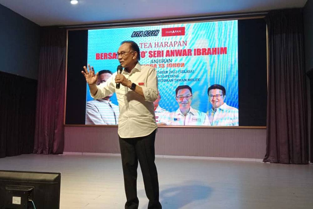 Anwar ketika berucap dalam majlis Hi Tea Harapan di Restoran Cathay, Taman Molek pada Selasa.