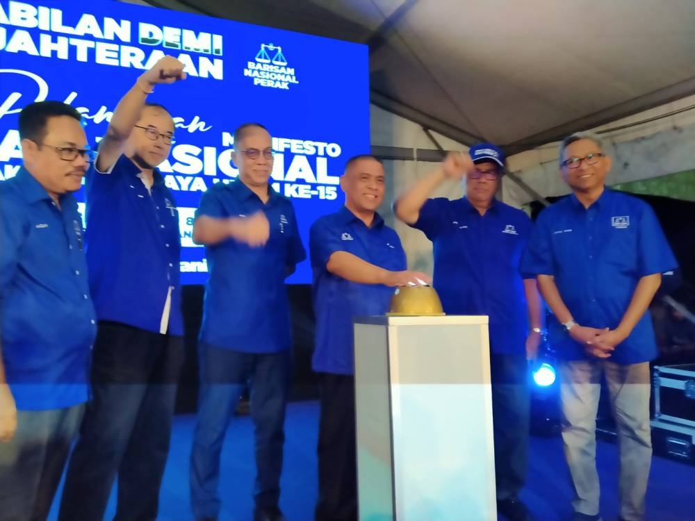 Saarani (tiga dari kanan) melancarkan Manifesto BN Perak di Bandar Meru Raya pada malam Selasa.