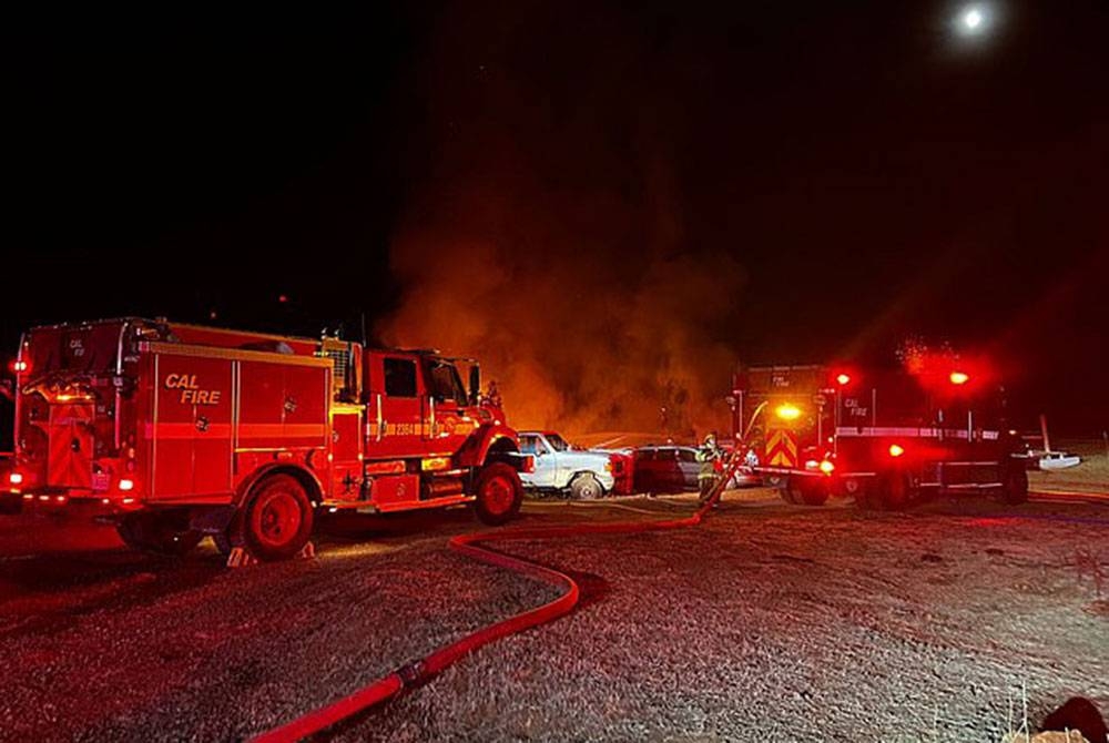 Sebuah rumah terbakar yang mana penghuninya percaya ia berpunca dari meteor yang jatuh dari langit baru-baru ini. - Foto CAL Fire