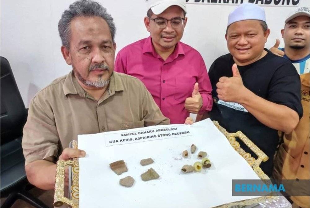 Mokhtar pada sidang media mengenai penemuan cangkerang siput dan pecahan tembikar dipercayai berusia antara 1,000 hingga 5,000 tahun yang ditemui di Gua Keris, Dabong. - Foto Bernama