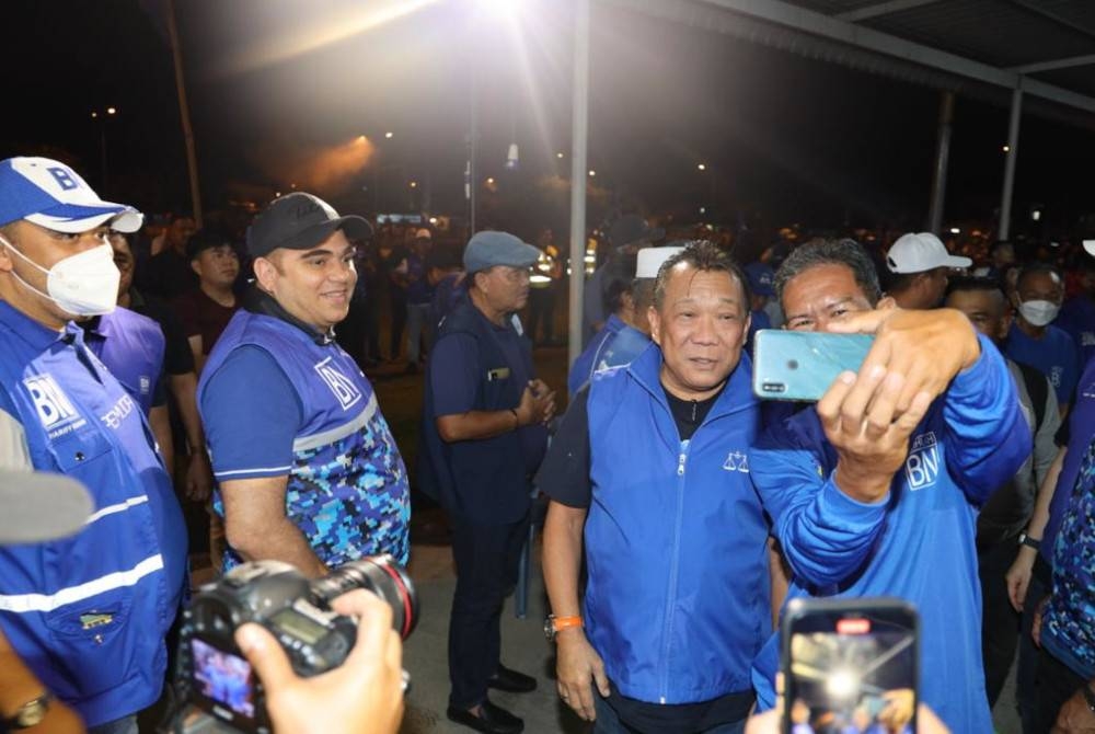 Bung Moktar ketika hadir pada program pentas perdana bersama calon BN Parlimen Sepanggar, Datuk Yakub Khan di Dewan Kampung Warisan, Inanam, Kota Kinabalu.