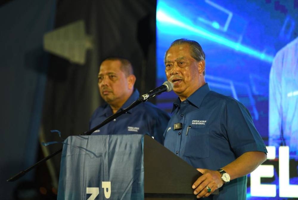 Muhyiddin (kanan) sangkal dakwaan Anwar bahawa kerajaan pimpinannya gagal kawal Covid-19 ketika berucap dalam ceramah Jelajah PN Best di Kuala Perlis pada malam Selasa.