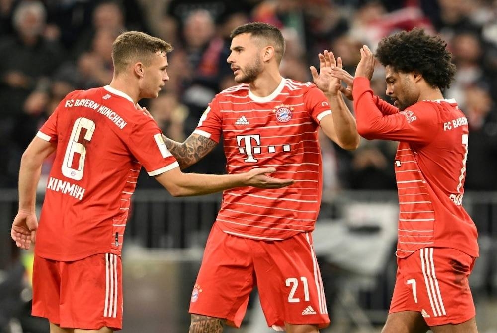 Gnabry (kanan) meledak hatrik ketika membantu Bayern mengalahkan Bremen 6-1 dalam aksi Bundesliga pada Rabu. Foto Agensi.