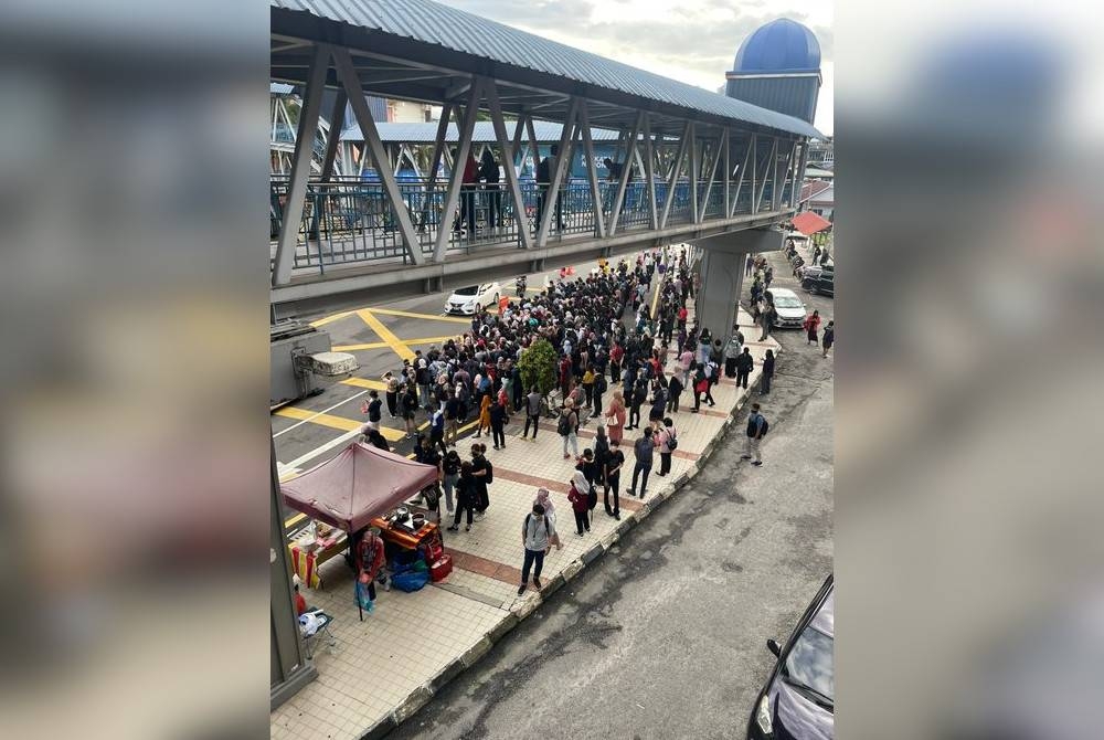 Orang ramai bersesak-sesak untuk menaiki bas berikutan gangguan perkhidmatan LRT laluan Kelana Jaya pada Rabu. Foto Twitter @lilhoneyju