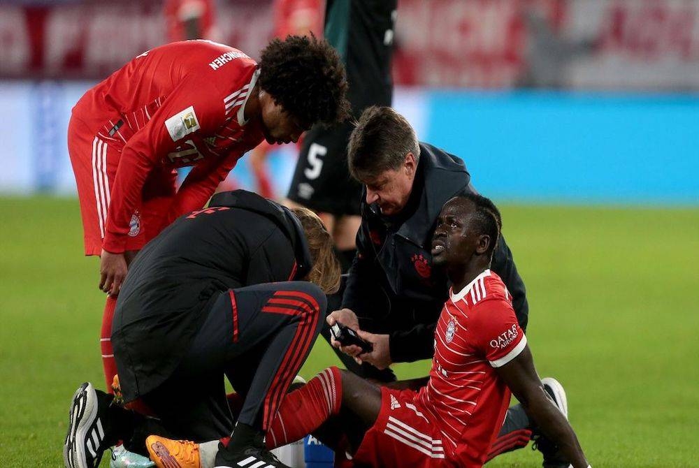 Mane (kanan) mengalami kecederaan kaki ketika aksi Bayern menentang Bremen pada Rabu. Foto Agensi.