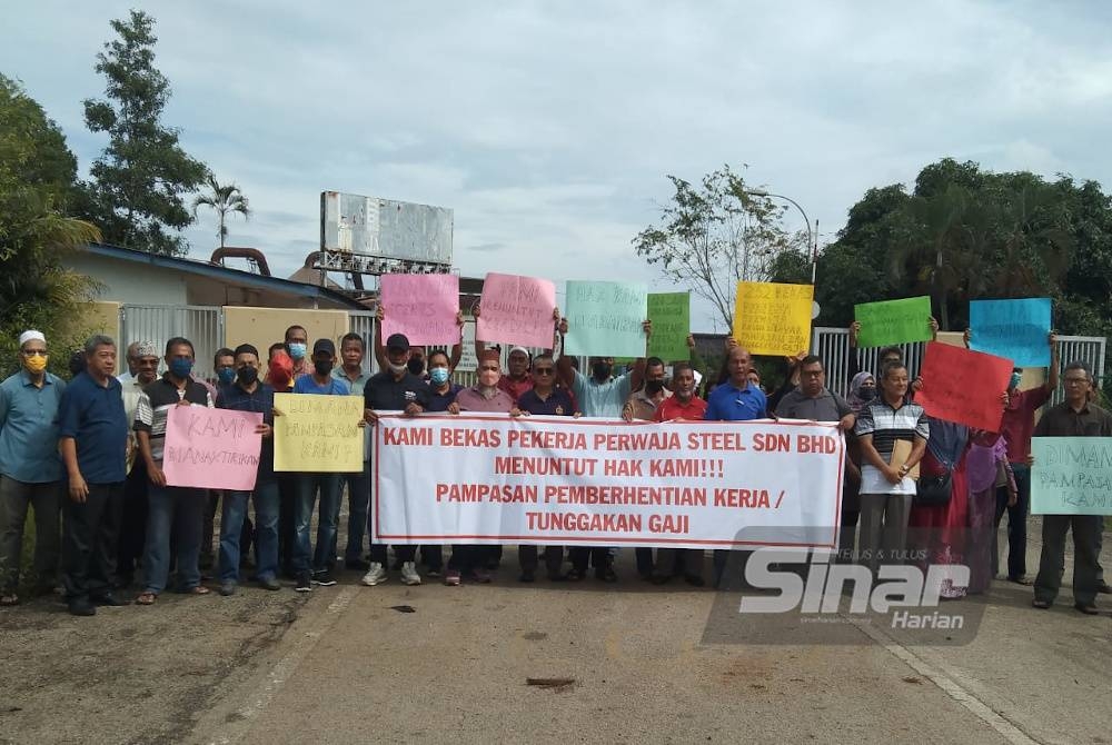 Sebahagian bekas pekerja Perwaja Steel Sdn Bhd mengadakan perhimpunan aman bagi menuntut tunggakan gaji dan pampasan di hadapan pintu utama PSSB di Teluk Kalong, Kemaman pada Rabu