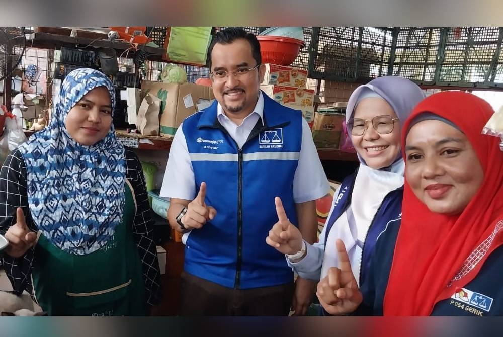 Calon BN Parlimen Gerik Datuk Dr Asyraf Wajdi Dusuki melakukan walkabout di Pasar Awam Gerik.