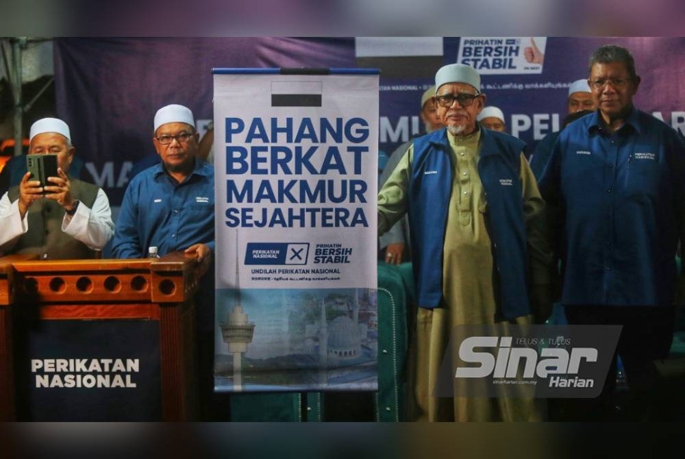 Abdul Hadi (dua dari kanan)bersama Saifuddin(kanan), Tuan Ibrahim(kiri) dan Rosli sempena pelancaran Manifesto PN di Pahang di Jerantut pada Selasa.