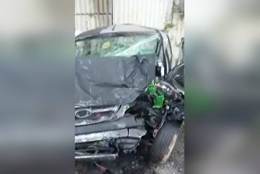 Keadaan kereta mangsa selepas terlibat kemalangan di Jalan Reko, pada Rabu.