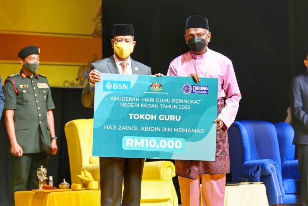 Sultan Kedah, Sultan Sallehuddin Sultan Badlishah menyampaikan replika cek bernilai RM10,000 kepada Zainol Abidin.