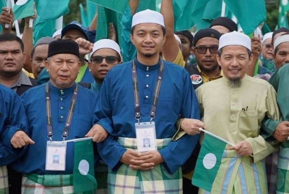 Mohd Syahir (tengah) bersama Nik Abduh (kanan) turun berkempen di Bachok pada PRU15.