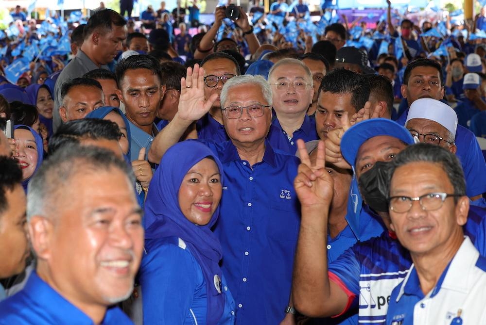 Ismail Sabri (tengah) hadir pada Majlis Ramah Mesra Bersama warga Ayer Hitam di Dewan Terbuka Taman Suria Ros. - Foto Bernama