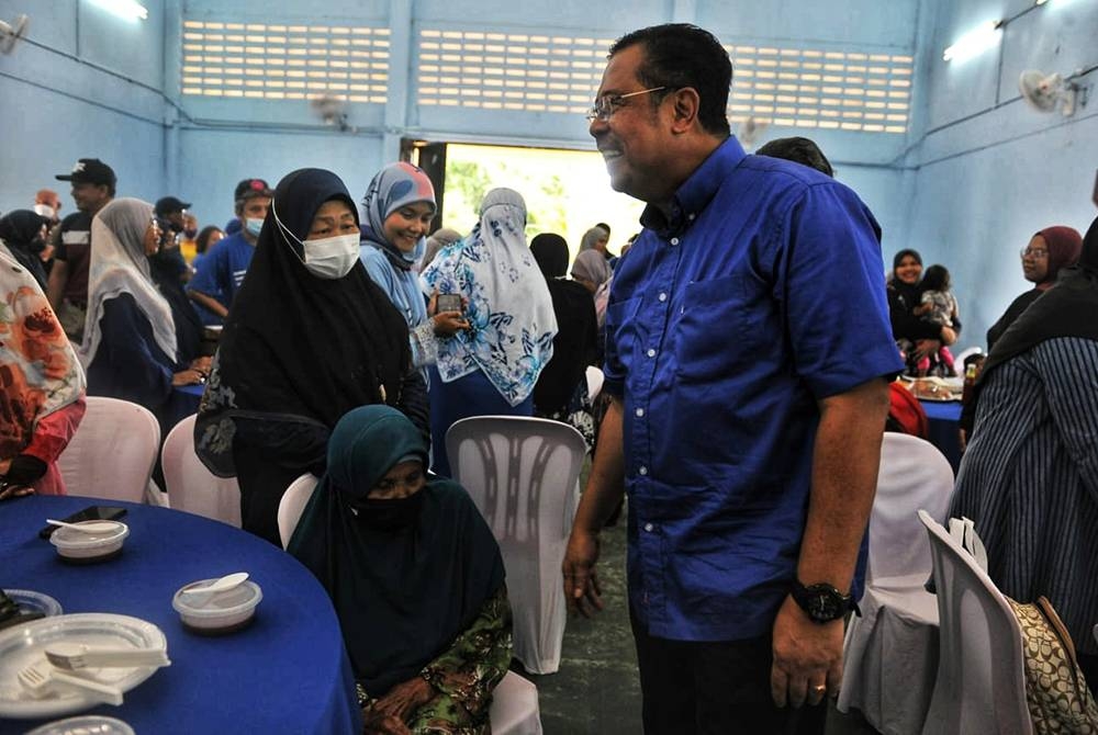 Abdul Rahman (kanan) menyantuni orang ramai yang hadir ketika program Salam Desa di Lipis pada Rabu.