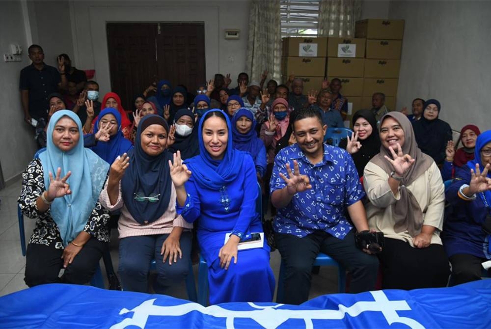 Nooryana Najwa Najib (tengah) turun ke Perlis bagi membantu BN berkempen pada PRU15.