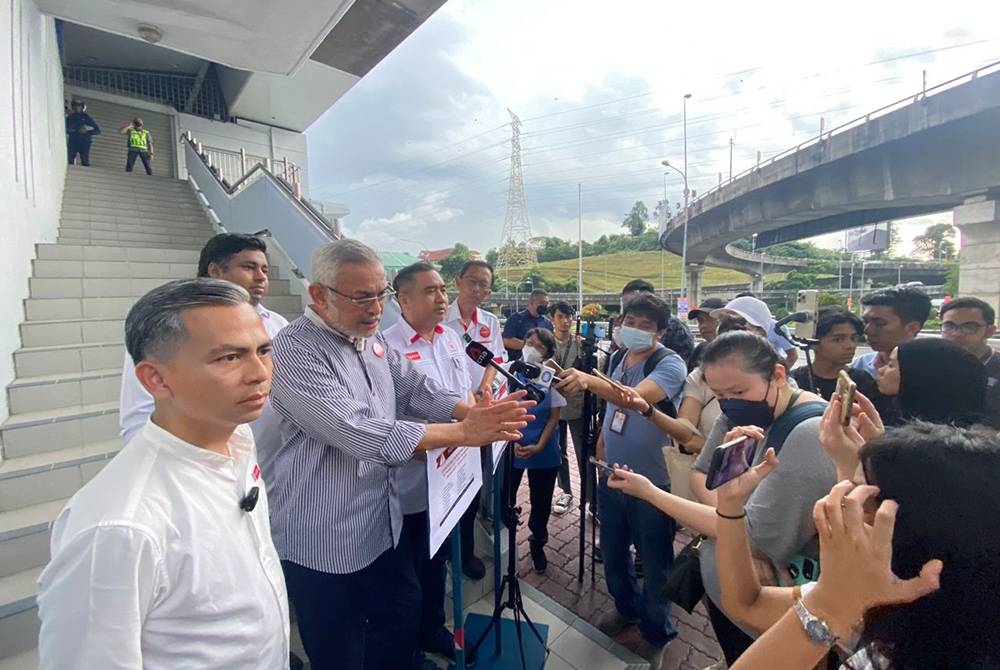 Sidang akhbar oleh pemimpin-pemimpin PH selepas meninjau situasi di stesen LRT Universiti yang operasinya turut terjejas susulan masalah teknikal yang berlaku