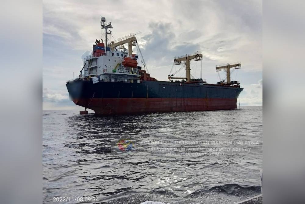 Sebuah kapal kargo ditahan Maritim Malaysia Perak selepas didapati berlabuh tanpa kebenaran di perairan Pulau Pangkor. - Foto ihsan Maritim Malaysia.