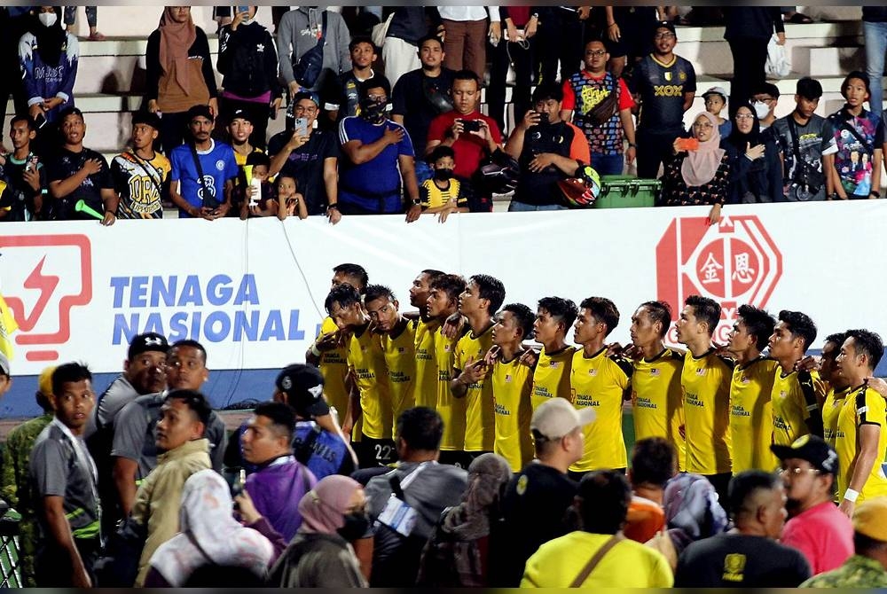 Penyokong meraikan kejayaan Malaysia mara ke final Piala Sultan Azlan Shah 2022 selepas menumbangkan Jepun 4-2 di Stadium Azlan Shah, Ipoh pada Ahad lalu.