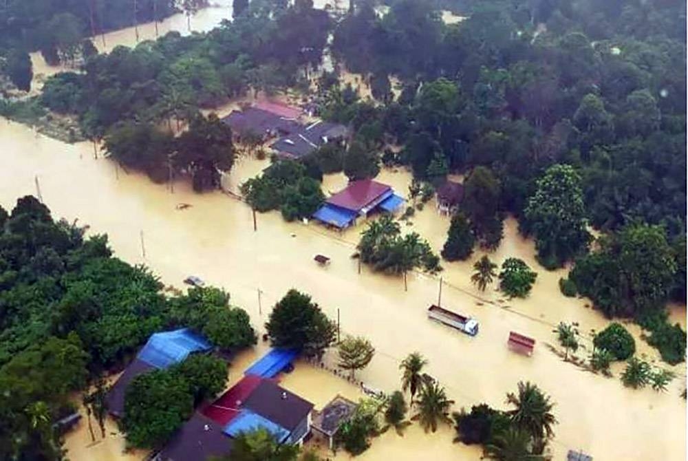 Bencana banjir di beberapa buah negeri termasuk Selangor pada Disember 2021 yang memusnahkan harta benda dan meragut nyawa mengejutkan banyak pihak. - Gambar hiasan