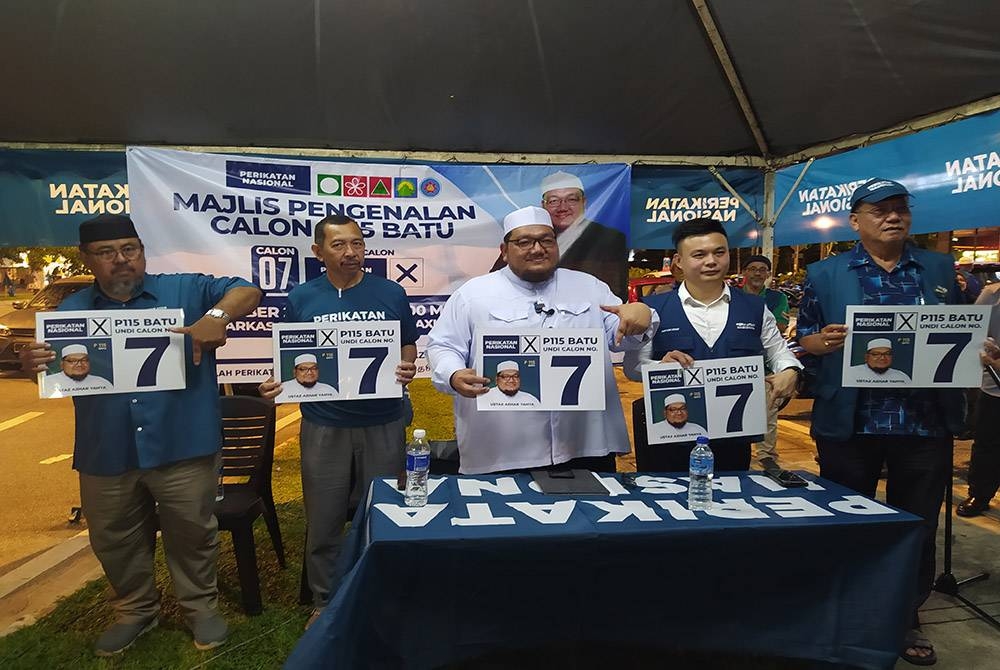 Azhar (tengah) pada Program Munajat dan Malam bersama calon PN Parlimen Batu di Markas Pas Batu, One Maxim pada Rabu.