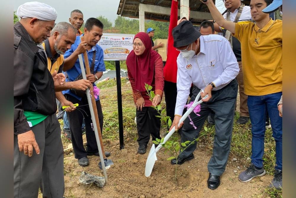 Mustapa (dua dari kanan) menanam pokok limau nipis sebagai simbolik perasmian penanaman pokok herba bagi BMTKM 2022-2025 di perkampungan Orang Asli Sungai Rual, Jeli pada Khamis.