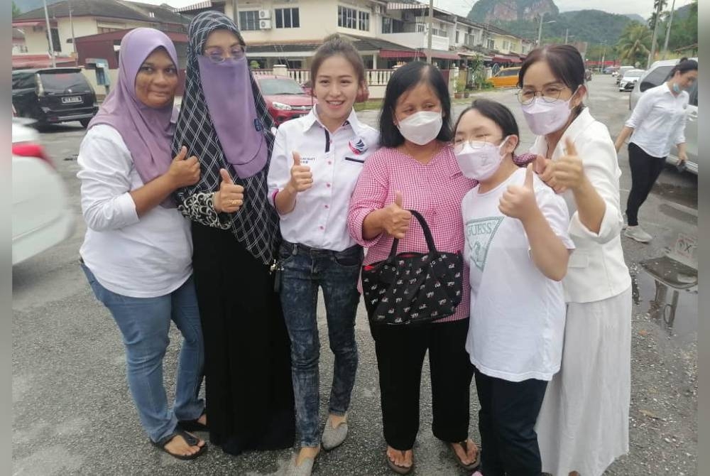 Mi Suet (tiga dari kiri) mahu membuktikan dirinya mampu menyumbang bakti kepada orang ramai. - Foto Facebook Hooi Mi Suet