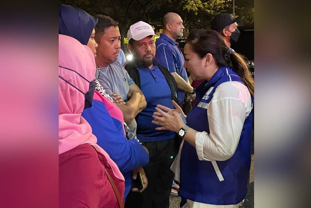 Nori bertemu orang ramai di luar restoran yang hadir pada program kempen KJ.