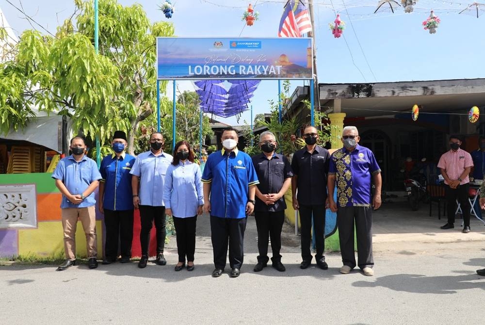 Tuanku Syed Faizuddin (empat dari kanan) dan Suriani (empat dari kiri) di hadapan Lorong Rakyat yang akan menjadi tarikan baharu pengunjung ke Perlis.