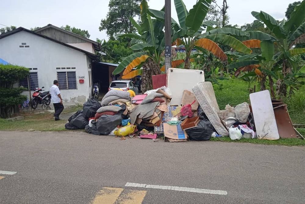 Antara kerosakan perkakas di sebuah rumah di Kampung Kunia, akibat banjir kilat berkenaan.