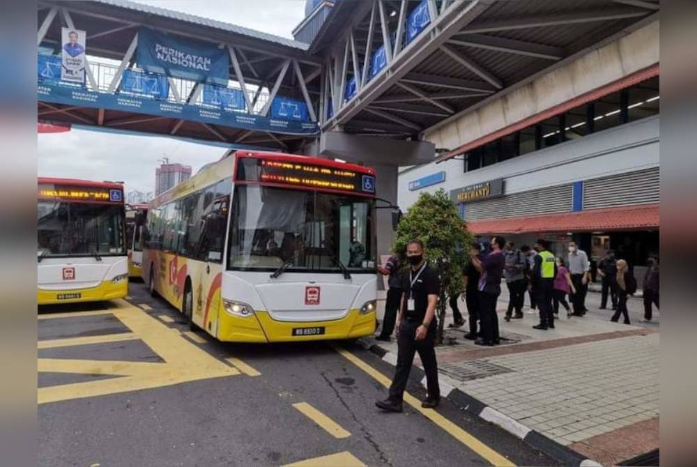 Bas Smart Selangor memulakan perkhidmatan di lokasi tumpuan utama pada Khamis bagi melancarkan perjalanan pengguna.