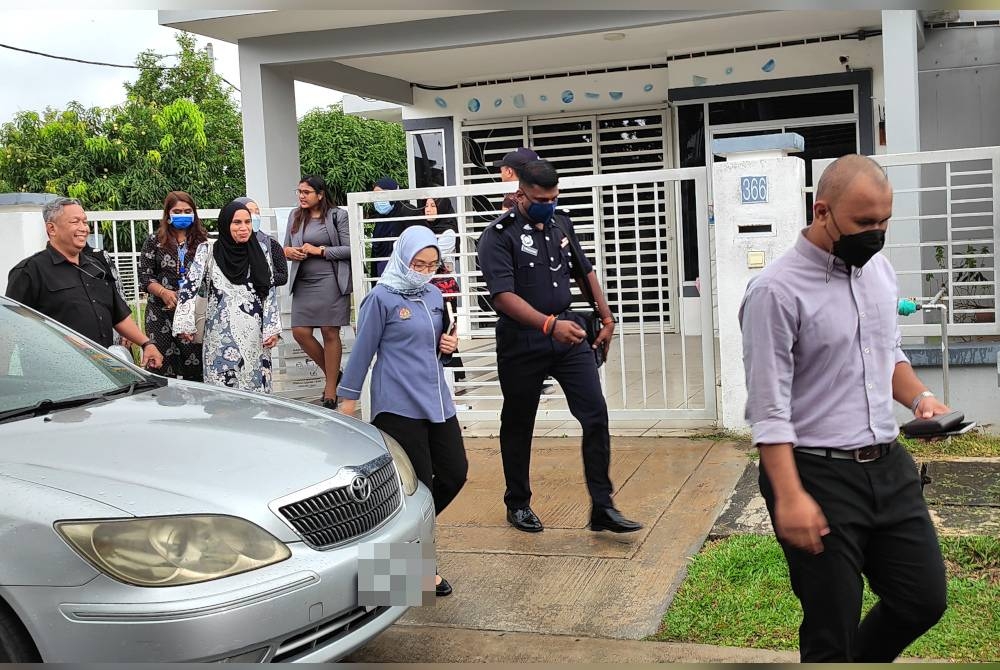 Surita (berbaju biru) dan pihak yang terlibat dalam prosiding inkues hari kedua &#039;Baby Syifaa&#039; dilihat keluar daripada pusat jagaan tersebut.